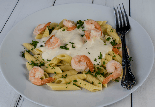 Penne com camarão ao molho bechamel